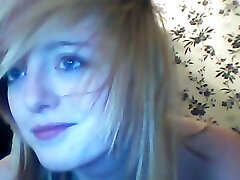 une ado blonde aux yeux bleus se masturbe devant sa webcam