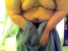 矮矮胖胖的成熟荡妇与巨大的胸部显示我她赤裸的身体在淋浴
