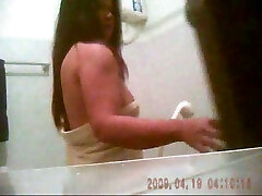 belle vidéo de caméra cachée de ma ffm masseuse thaïlandaise mature potelée prenant une douche