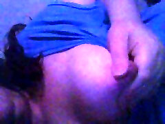 verspieltes molliges webcam-girl lutscht an ihrem dildo und blitzt ihre brüste auf