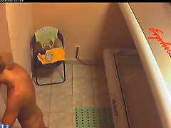 隐藏凸轮视频的一个炎热弯曲的金发女郎在日光浴室