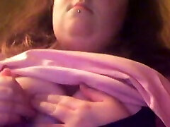 Skanky webcam fattie strokes on her xxx devojke natural titties