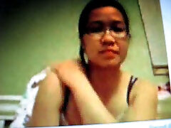 junge und mollige asiatische webcam-hottie mit brille flirtet mit mir