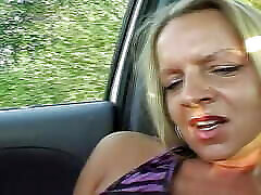 потрясающая блондинка-подросток из германии обожает есть сперму в машине