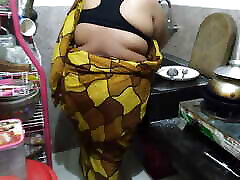 Kitchen Me Saree Pahana Desi Hot Aunty Ki Chudai - 55 Year Old big inch of cock Aunty Fucks In The Kitchen
