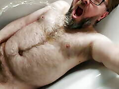 alcuni solo castità watersports in il bagno per questo pisciare assetato bloccato orso