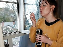 przyrodnia siostra pali papierosa i pije alkohol