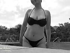 titten necken am pool in schwarz & weiß