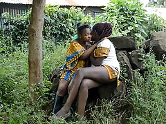 настоящие племенные африканские подружки публично целуются для удовольствия вуайериста