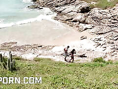 une brésilienne chaude baisée par une grosse bite noire à la plage