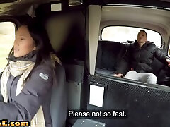 taxista asiática follada por un cliente de bwc al aire libre en su taxi
