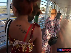 泰国青少年的女朋友在飞机上和男朋友的大鸡巴在酒店