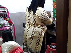 गर्म माँ-भारतीय 55 साल पुराने गर्म रसोई घर में कानून में बेटे द्वारा गड़बड़ - बड़े गधे में सह