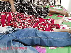 印度步骤妈妈和步骤的儿子享受性爱时妹妹是睡在同一张床上