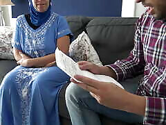 mujer musulmana da tars biobs durante la entrevista de trabajo