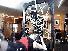BDSM铁杆绑在酷刑板凳上，她受到严厉的惩罚