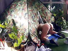 性别在营地. 一个陌生人乱搞一个裸体主义者女士在她嘴里在大自然中露营。