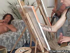 dwóch młodych malarzy dzielą się nagą staruszką