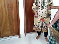 Desi Priya Aunty ko Jabardast Choda Tamil Dairty BBW priya Aunty Fucked By Her Devar while sweeping Room - Hindi Audio