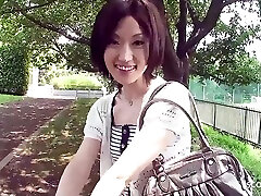 худенького японского подростка обманом заставили отсосать незнакомцам член в машине