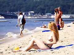Nude tubepatrol ngentot girl is having a great time as she spreads her legs