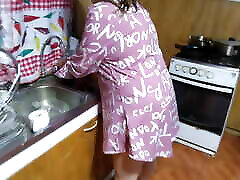 bbw joufflu dans la cuisine en dessous de la robe
