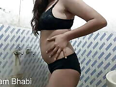 heiße sonam bhabi genießt ein bad