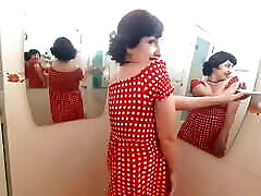 pinup babe na pas de culotte devant le miroir rétro femme de ménage nue vintage