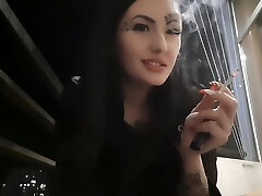 fetiche de fumar cigarrillos por dominatrix nika. amante te seduce con su strapon