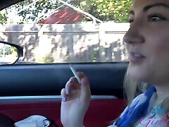 एमेच्योर वीडियो के अजनबी लिली एडम्स धूम्रपान एक sd faking कार में