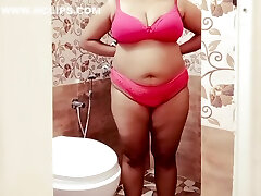 Indian Big Boobs Disha Bhabhi Showing Her Wet Body To Her naughty american xxxcom In Live Cam