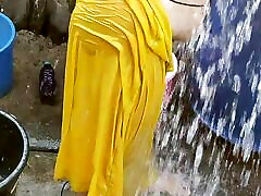 indyjski dom żona kąpiel na zewnątrz