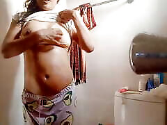 une écolière indienne de 19 ans savonne son corps nu avec du savon avant de se doucher