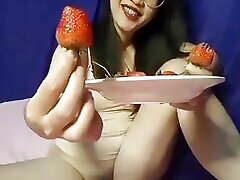 asiático super interracial shemale anal action show desnudo coño y comer fresa 1