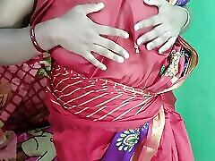 indiano ragazza danza in rosso sharee e mostrando lei nudo corpo