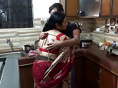 印地语Desi Bhabi被Devar在厨房，浴室和沙发上与全印地语音频