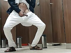 éjaculation masterbate dans la station de métro grosse bite