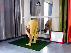 Regina Noir. vagina big size in yellow tights doing ketrena kef sex video download in the gym. A girl without panties is doing yoga. An athlete trains in a p