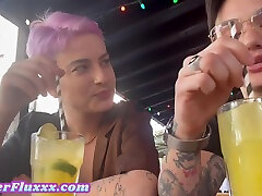 lesbisches tätowiertes und gepierctes duo genießt lecken nach dem trinken