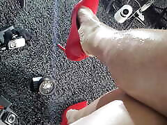 Being misS A and playing whit my legs in red heels