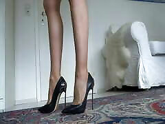 Perfect free royn and high heels show