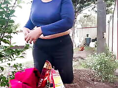 tía india caliente traviesa que muestra un escote profundo en el jardín al aire libre