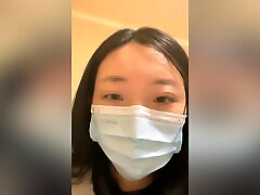 une femme asiatique est vue en train duriner en caméra cachée dans des toilettes publiques