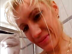 niesamowita niemiecka laska dostaje jej okrągły tyłek pokryty spermą w łazience