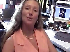 une secrétaire brune chaude dallemagne adore chevaucher une bite dure au bureau
