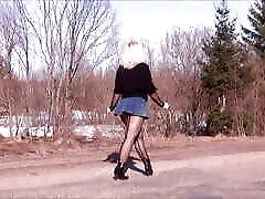 dżinsy spódnica i czarne rajstopy-sexy spacer duży tyłek