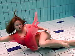 piękna brunetka sylvie staje się sensacją w basenie