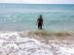 chodzi nago po publicznej plaży, podczas gdy jej ojczym nagrywa wideo