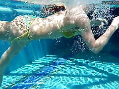 पानी में रूसी महिला निकोल उसकी लय पाता है
