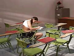 sieh zu, wie das junge mädchen gia von ihrem lehrer auf dem schreibtisch im klassenzimmer gefickt wird